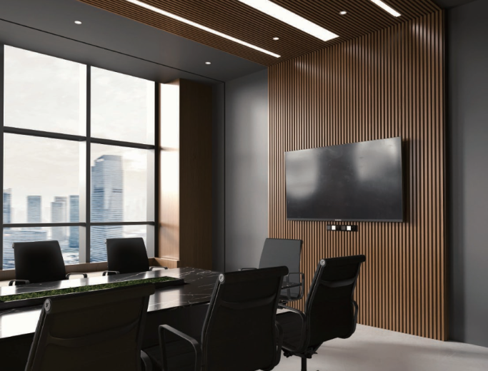 Sala de conferencias moderna con ventanas, mesa y pantalla de televisión.