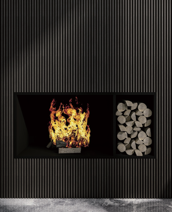 Chimenea moderna con fuego y leña apilada en un soporte.